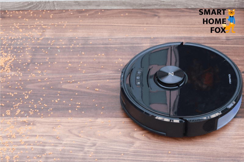 Roborock S6 MaxV beim Linsen Saugtest auf dem Laminat.